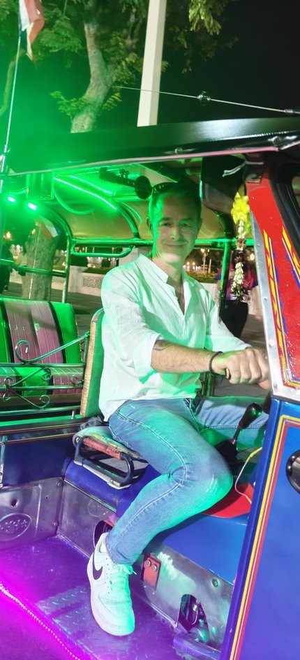 Jyjy, fondateur de MonGuideThaï, en tuk-tuk à Bangkok